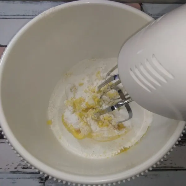 Campur gula halus, soda kue, dan margarin. Kemudian mixer hingga mengembang