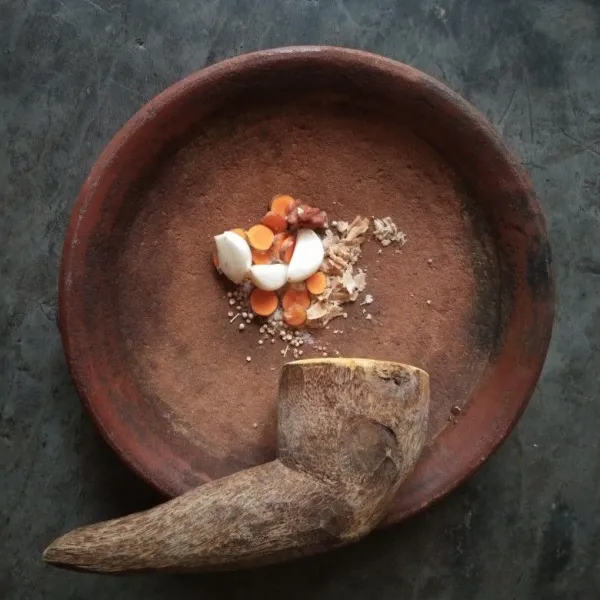 Ulek bawang putih, kunyit, garam, ketumbar, gula merah.