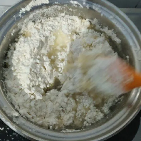 Masukan tepung terigu, aduk cepat sampai tepung terigu merata dan matang.