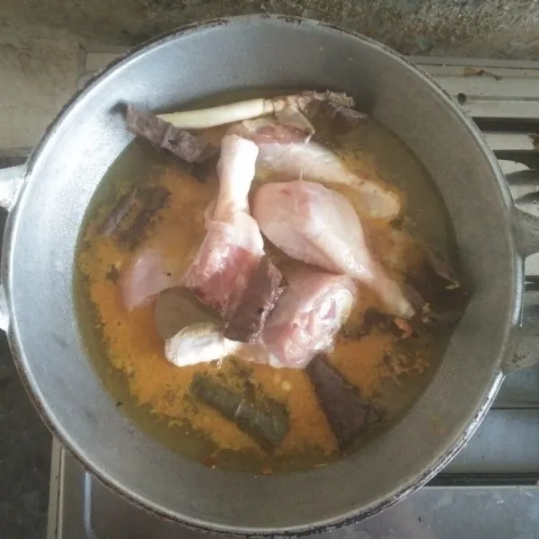 Masukkan air dan bumbu yang telah dihaluskan.