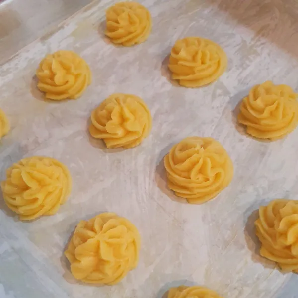 Masukkan adonan ke dalam spuit, oven pada suhu tinggi 200°C (supaya mengembang sempurna) sampai kecoklatan. Angkat.