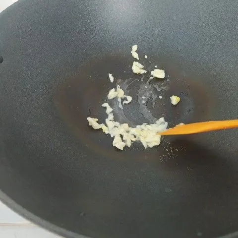 Untuk membuat kuah, tumis bawang putih hingga harum.