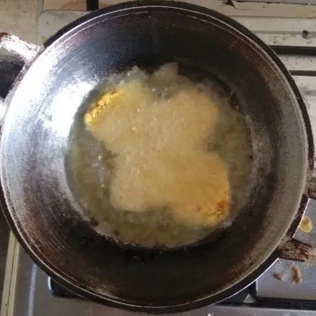 Goreng tempe dengan minyak panas.
