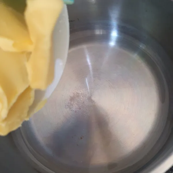 Panaskan air, margarin, dan garam sampai mendidih. Kecilkan api.