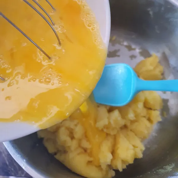 Matikan api. Tunggu hingga uap menghilang, lalu masukkan telur satu persatu.