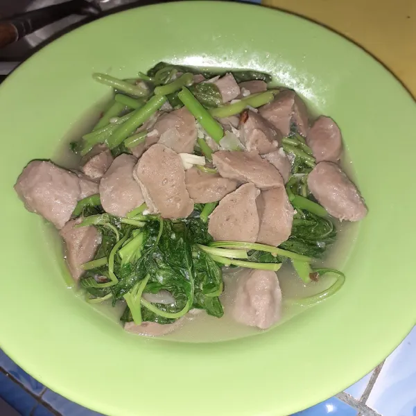 Cah bayam bakso siap disajikan