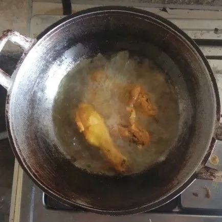 Goreng ayam dengan minyak panas.