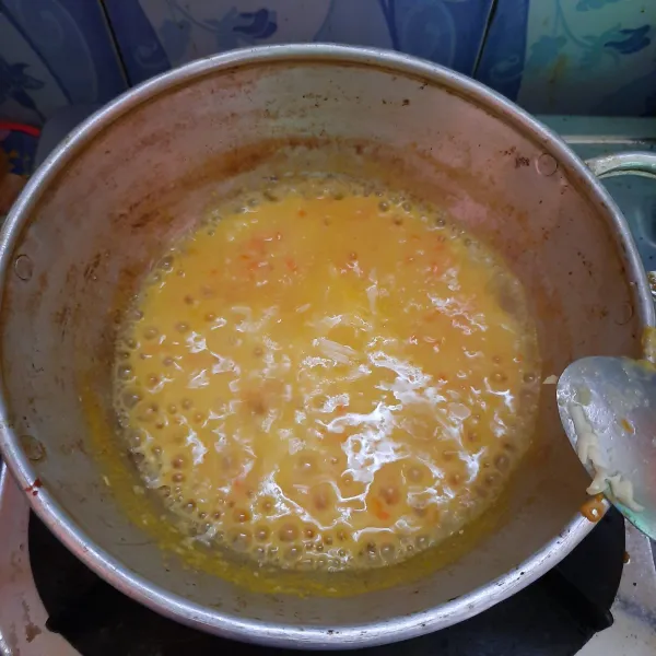 Masak sampai sup mengental lalu tambahkan keju parut, setelah sup mengental matikan api biarkan sampai suam-suam lalu sajikan untuk anak kesayangan