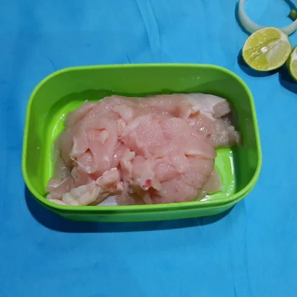 Cuci bersih ayam, lalu fillet tipis