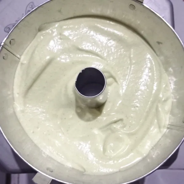 Tuang ke dalam loyang chiffon tanpa dioles margarin lalu hentakan beberapa kali