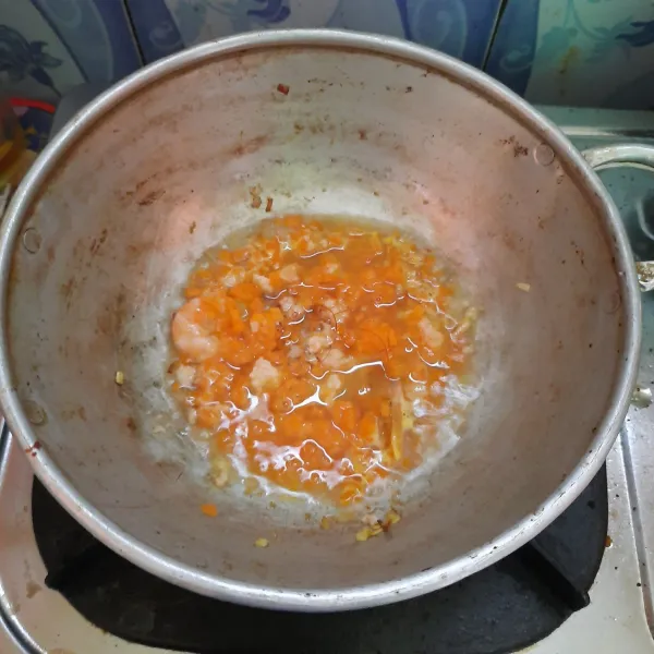Masukan kembali wortel lalu tambahkan air masak sampai wortel empuk