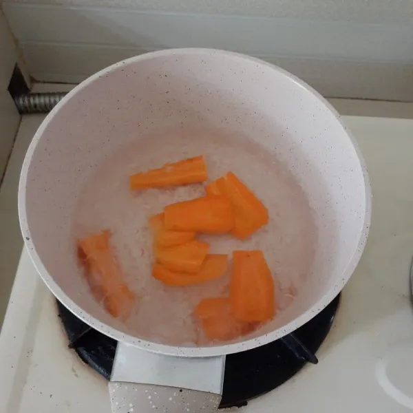Pertama rebus wortel sebentar saja.