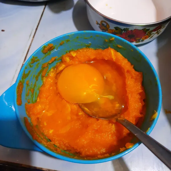 Tambahkan telur, aduk sampai semua bahan tercampur rata