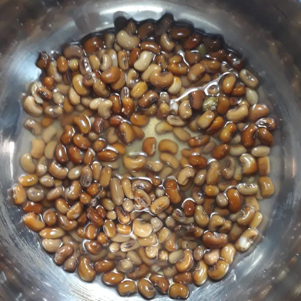 Rendam kacang tolo hingga mengembang lalu rebus hingga lunak.