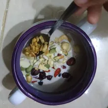 Tata dried fruits, nuts, seeds dan granola sebagai topping. Lalu sajikan
