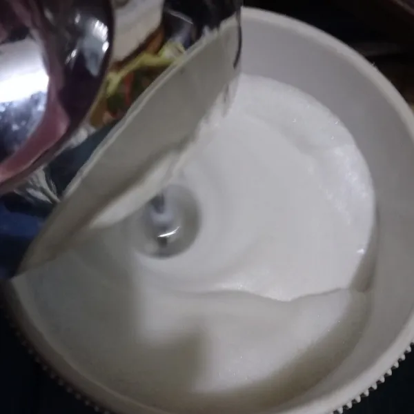 Mixer putih telur sampai berbusa kemudian masukan cream of  tartar lalu gula dimasukan secara bertahap, mixer sampai soft peak