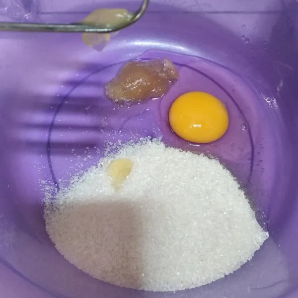 Mix dengan kecepatan tinggi, gula, telur dan SP sampai putih berjejak.