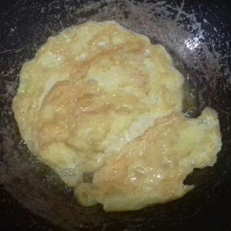 Panaskan sedikit minyak. Buat telur dadar. Balik dan masak hingga kedua sisi matang.