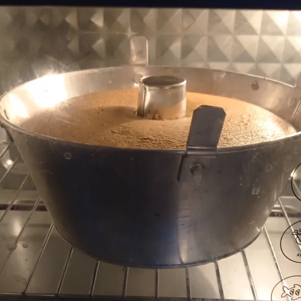 Panggang 50-60 menit suhu 150°, sebelumnya oven sudah dipanaskan. Setelah matang, balik loyang dan tunggu cake sampai dingin baru keluarkan dari loyang