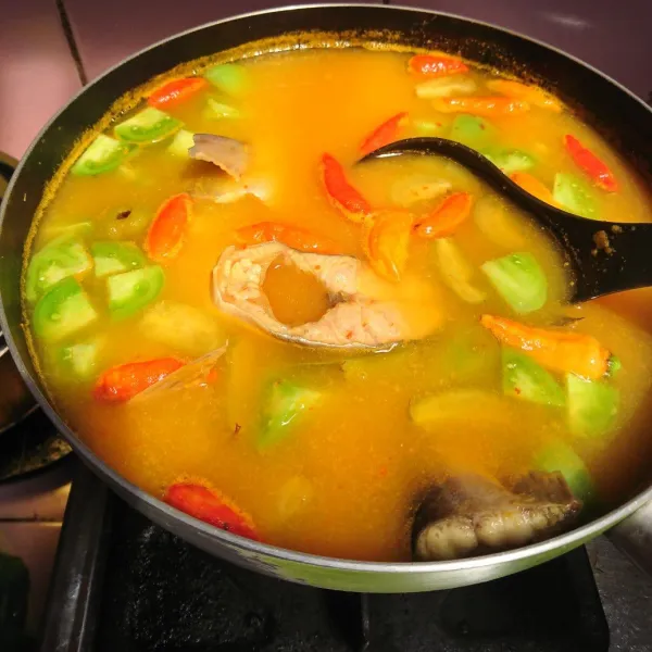Masukkan ikan patin, belimbing sayur, tomat dan cabe rawit. Masak sampai bumbu layu dan meresap.