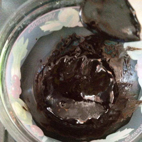 Buat topping (opsional) dengan melelehkan 10 gram cokelat batang yang dicampur dengan 1 sdm mentega. Tuang dan ratakan ke atas bar lalu masukan ke dalam lemari pendingin selama 15 menit.