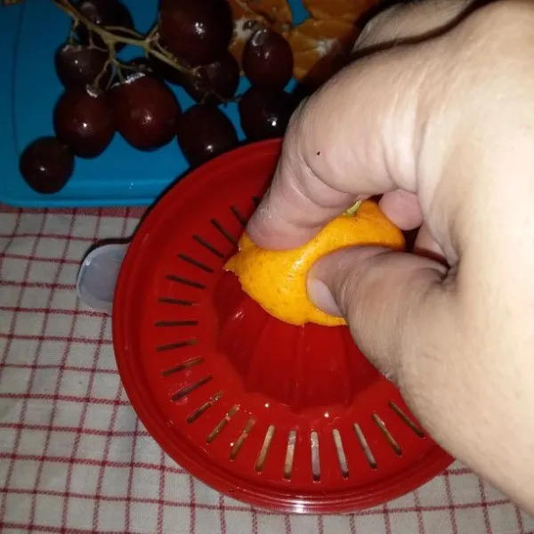 Cuci buah jeruk. Belah dan peras airnya.