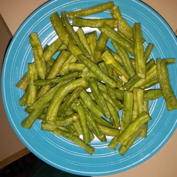 Cuci kacang panjang kemudian potong pendek