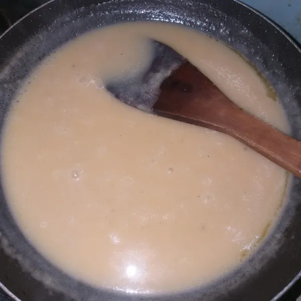 Gravy saus : larutkan 2 blok kaldu sapi dengan 350 ml air. Masak 1 sdm butter dan 1 sdm terigu hingga wangi.