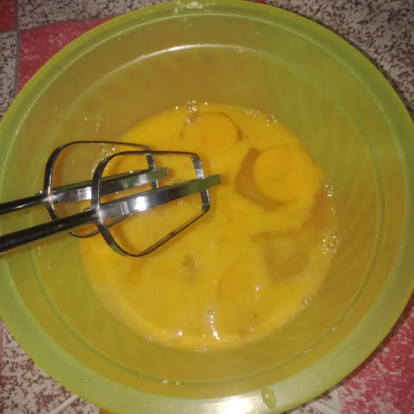 Pertama, siapkan telur gula dan ovalet mixer hingga pucat kaku berjejak