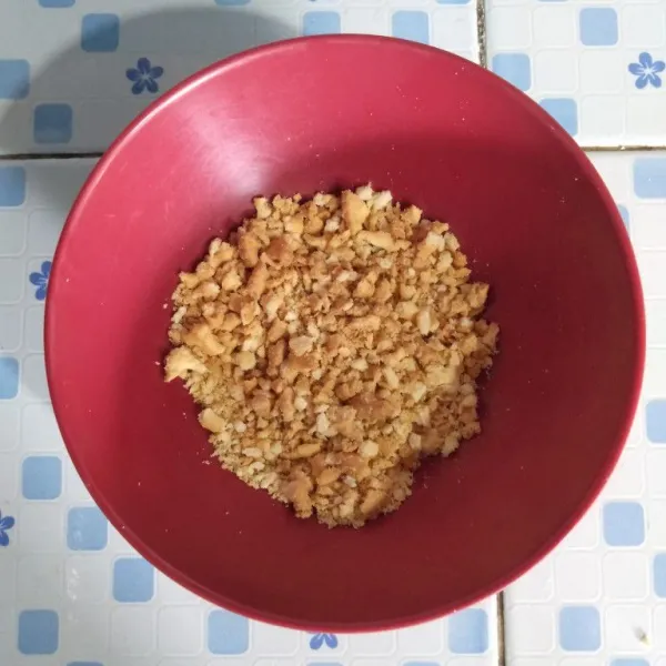 Pisahkan biskuit dengan krim kacang lalu hancurkan biskuit hingga menjadi remahan yang tidak terlalu halus.