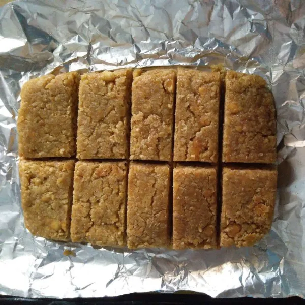 Setelah 30 menit, keluarkan dan potong-potong sesuai selera.