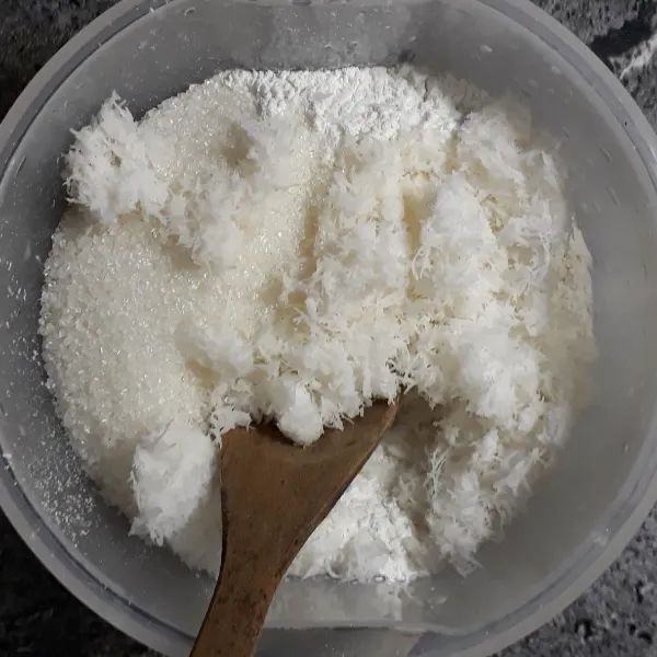 Masukkan tepung beras, kelapa parut, gula pasir, garam dan vanili lalu aduk rata.