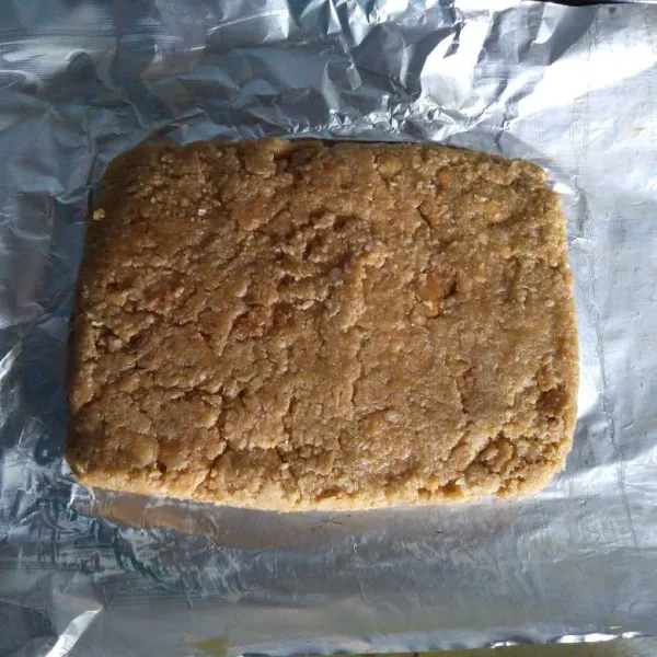 Tuang ke wadah anti-lengket (bisa loyang, bake paper atau aluminium foil yang dilapisi mentega) lalu bentuk persegi panjang dan masukan ke dalam freezer selama 30 menit.