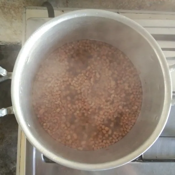 Rebus kacang merah dengan air hingga kacang tersebut pecah. Jangan lupa untuk selalu mengaduk kacang dan sedikit di hancurkan (untuk mendapatkan serat dari kacang).
