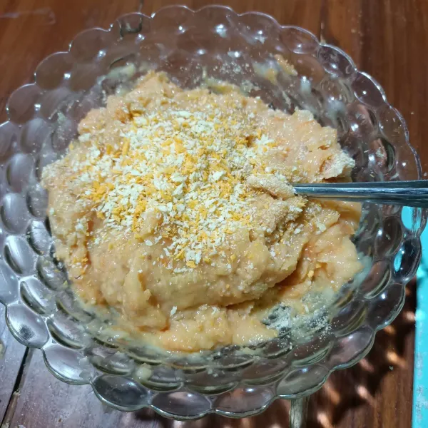 Masukan tepung panir, garam, merica bubuk dan kaldu jamur, aduk rata