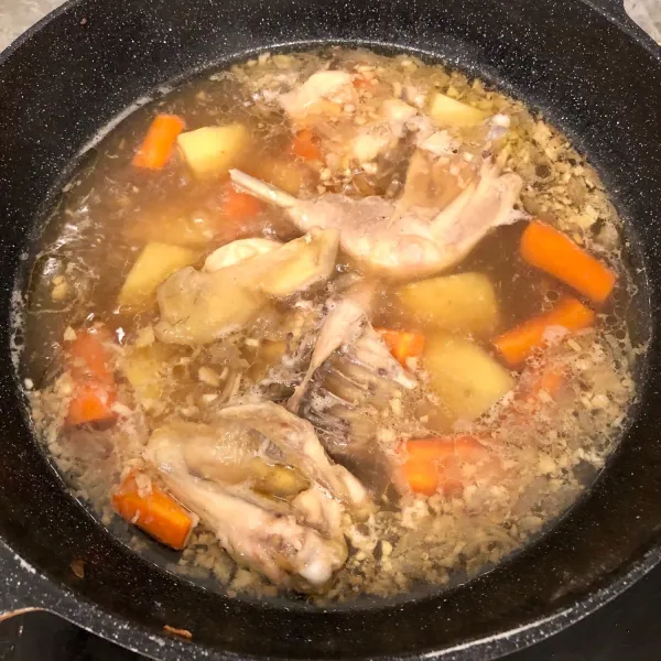 Masak dengan api kecil hingga ayam, kentang dan wortel matang. Angkat dan siap disajikan.