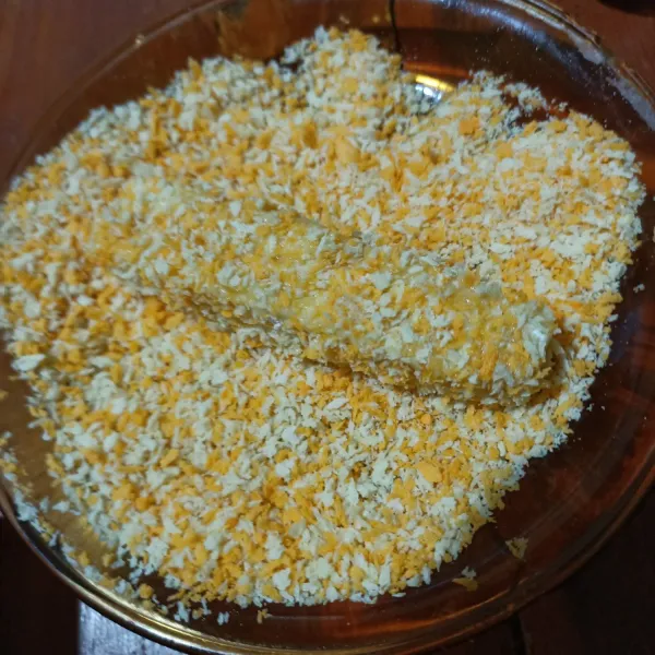 Balurkan potongan nugget ke dalam kocokan telur, tepung terigu, telur, tepung panir sampai adonan habis