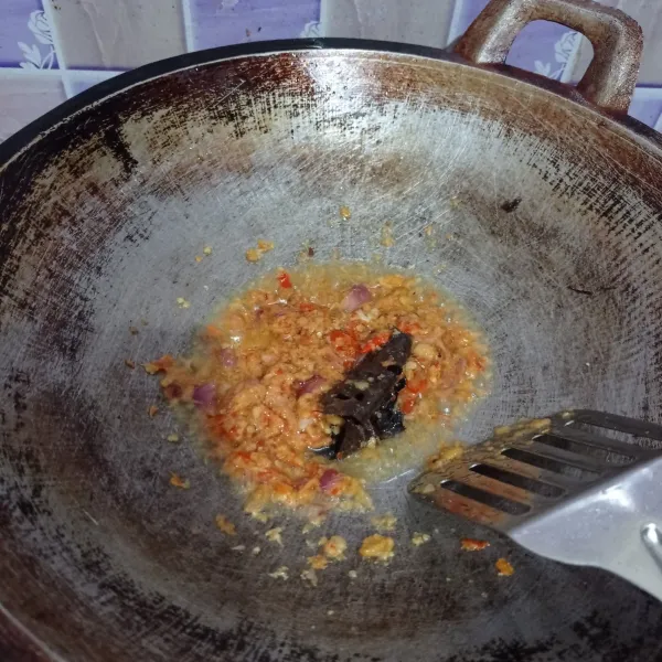 Tumis bumbu halus dan daun salam sampai matang dan harum.