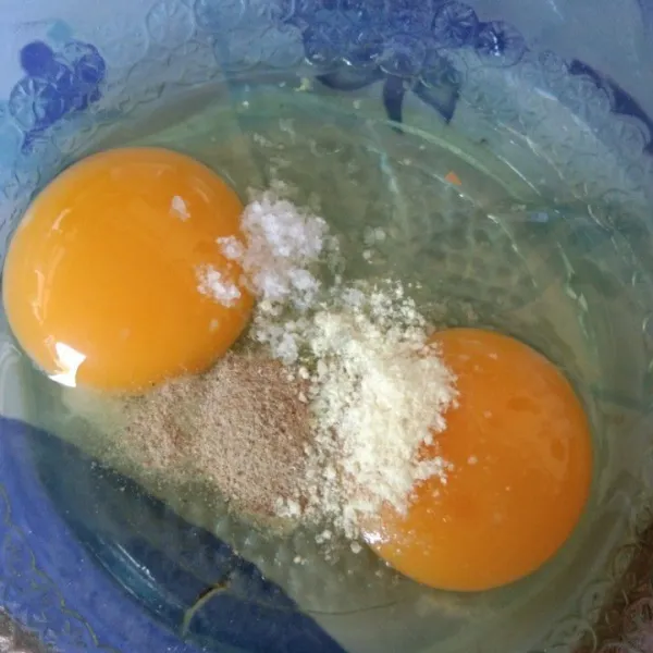 Siapkan wadah, pecahkan telur ayam. Tambahkan garam, merica bubuk dan kaldu bubuk. Kocok lepas kemudian sisihkan.