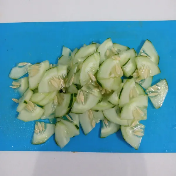 Kupas timun. Kemudian potong-potong.
