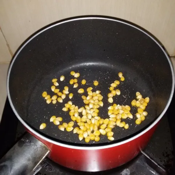 Masukkan jagung popcorn. Aduk hingga tercampur rata. Tunggu hingga jagung meledak/ mekar.