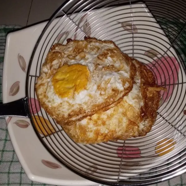 Tiriskan telur ceplok.