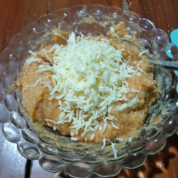 Masukan keju parut, aduk rata