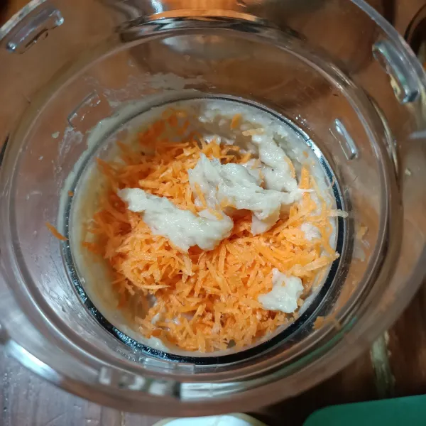 Masukan ayam giling dan wortel parut, blender sebentar