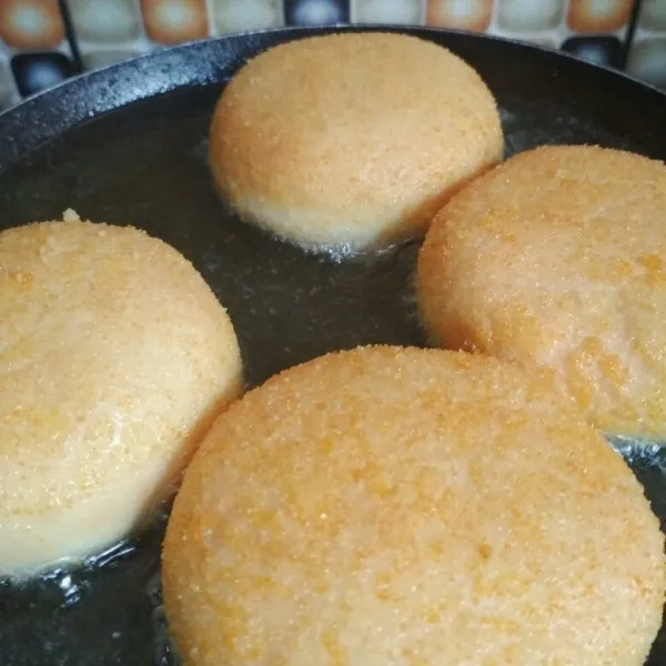 Setelah 15 menit goreng donat di minyak yang banyak, tanda donat berhasil adalah ketika di goreng akan langsung mengapung keatas dan akan tercipta white ring ini karena adonannya kalis elastis. Goreng sekali balik lalu angkat dan tiriskan.