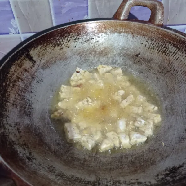 Goreng tempe setengah matang. Sisihkan.