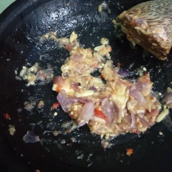 Haluskan bawang merah, bawang putih, cabe rawit dan garam.