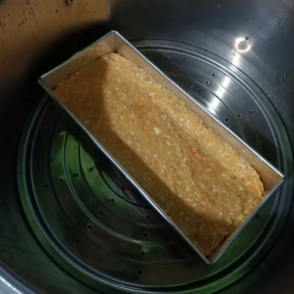 Panaskan terlabih dahulu kukusan, lalu masukan adonan yang sudah dituang di loyang, kukus selama 15-20 menit