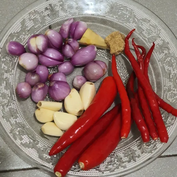 Siapkan bahan untuk bumbu halus, masukkan ke blender dan tambahkan air/minyak agar mudah untuk terblender. Tingkat kehalusannya bumbunya bebas ya. (Kalau saya yang halus sekali).