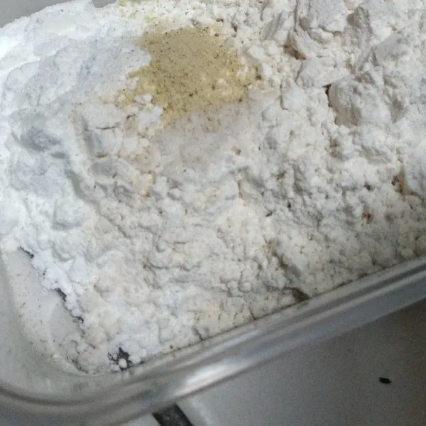 Campur tepung terigu, tepung tapioka, garam dan kaldu sapi bubuk. Ambil 2 sdm untuk adonan basah.